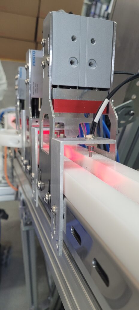 Test tube labeling singulation machine